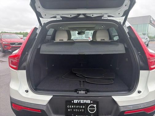 Crystal White 2026 Volvo XC40 B5 Plus