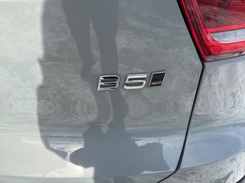 2025 Volvo XC40 B5 Plus Bright Theme