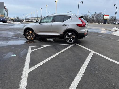 2025 Volvo XC40 B5 Plus Bright Theme