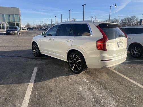 2022 Volvo XC90 T6 Momentum