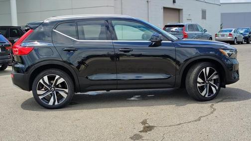2025 Volvo XC40 B5 Plus Bright Theme