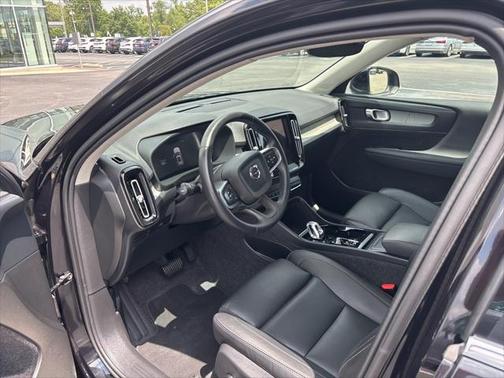 2025 Volvo XC40 B5 Plus Bright Theme
