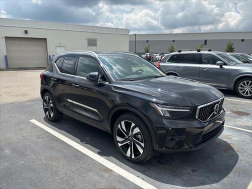 2025 Volvo XC40 B5 Plus Bright Theme