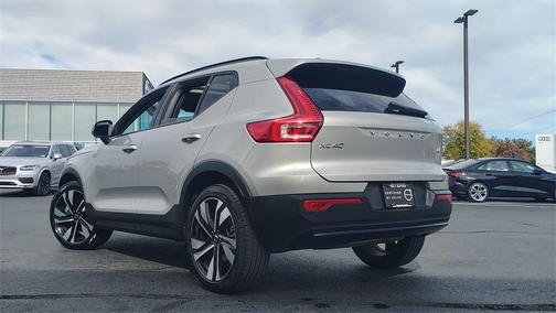 2025 Volvo XC40 B5 Plus Dark Theme