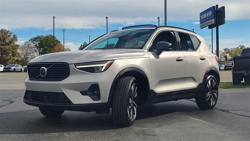 2025 Volvo XC40 B5 Plus Dark Theme