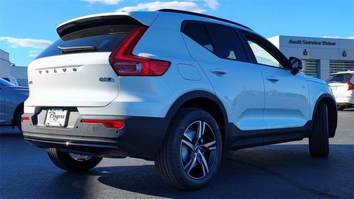 2026 Volvo XC40 B5 Core
