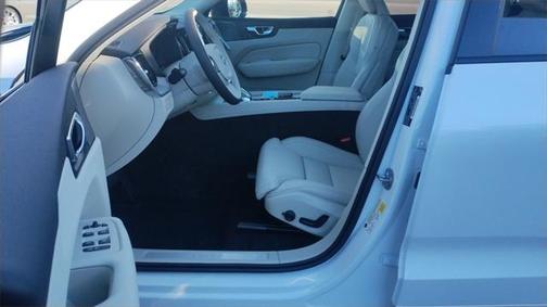 2025 Volvo XC60 Plug-In Hybrid T8 Ultra