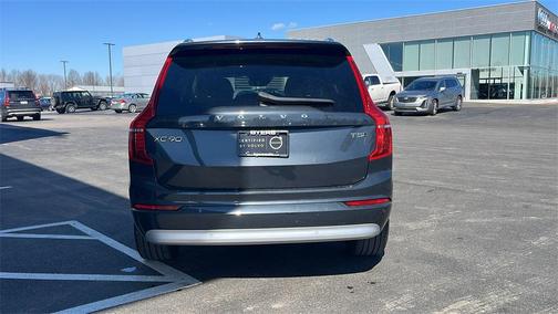 2022 Volvo XC90 T5 Momentum