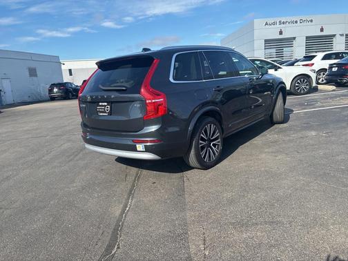 2022 Volvo XC90 T5 Momentum