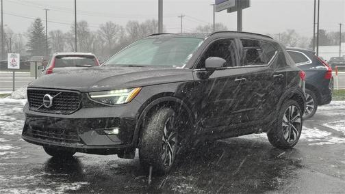 2024 Volvo XC40 B5 Plus Dark Theme