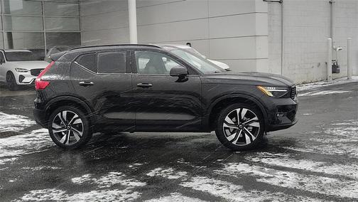 2024 Volvo XC40 B5 Plus Dark Theme