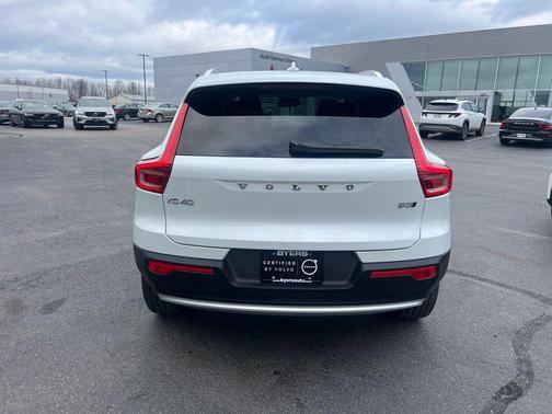 Crystal White Metallic 2024 Volvo XC40 Ultimate