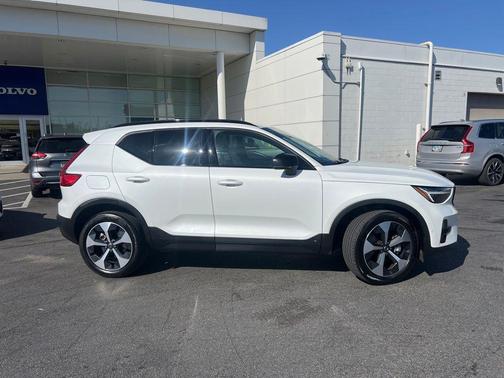 Crystal White 2026 Volvo XC40 B5 Plus