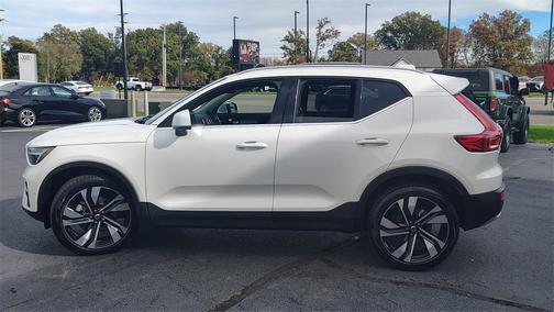 2025 Volvo XC40 B5 Plus Bright Theme