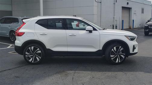 2025 Volvo XC40 B5 Plus Bright Theme