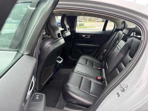 Vapour Gray Metallic 2025 Volvo S60 B5 Core