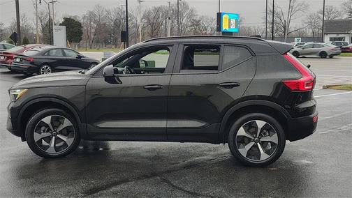 2025 Volvo XC40 B5 Plus Dark Theme