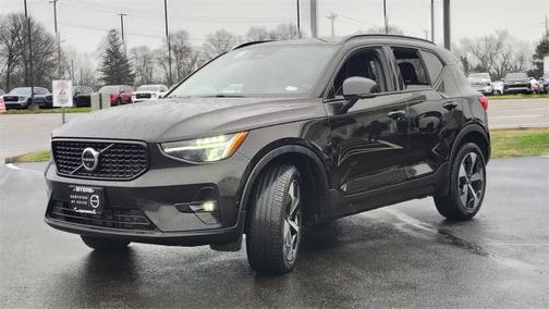 2025 Volvo XC40 B5 Plus Dark Theme