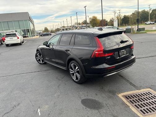 2025 Volvo V60 Cross Country B5 Plus