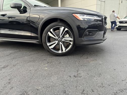 2025 Volvo V60 Cross Country B5 Plus