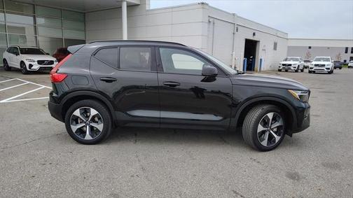 2024 Volvo XC40 B5 Plus Dark Theme