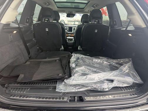 Onyx Black Metallic 2021 Volvo XC90 T6 Momentum