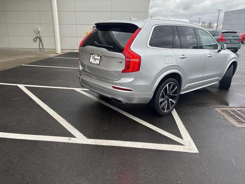 2021 Volvo XC90 T6 Momentum