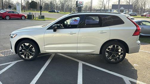 Crystal White Metallic 2026 Volvo XC60 B5 Plus
