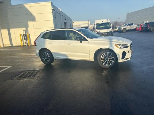 2023 Volvo XC60 B5 Plus Dark Theme