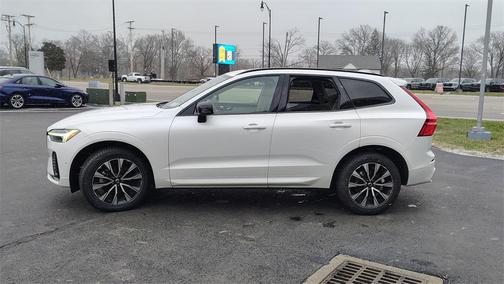 2023 Volvo XC60 B5 Plus Dark Theme