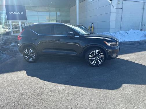 2025 Volvo XC40 B5 Plus Bright Theme