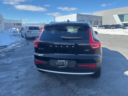 2025 Volvo XC40 B5 Plus Bright Theme