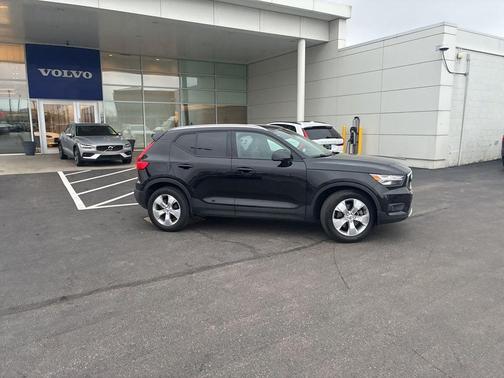 2021 Volvo XC40 T5 Momentum