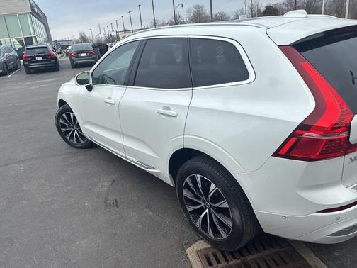 2023 Volvo XC60 B5 Plus Bright Theme