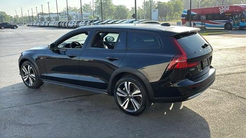 Onyx Black Metallic 2025 Volvo V60 Cross Country B5 Plus