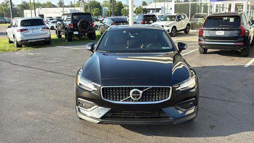 Onyx Black Metallic 2025 Volvo V60 Cross Country B5 Plus