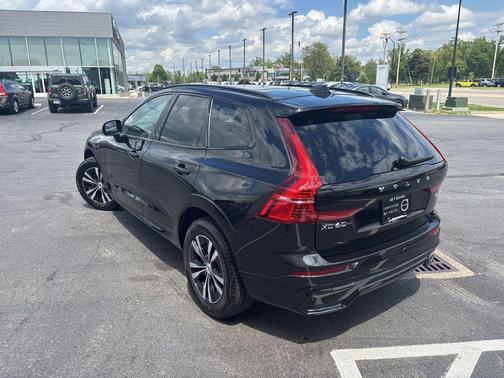 Onyx Black Metallic 2025 Volvo XC60 B5 Core