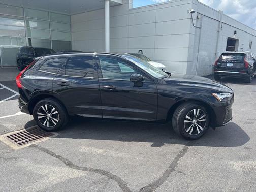 Onyx Black Metallic 2025 Volvo XC60 B5 Core