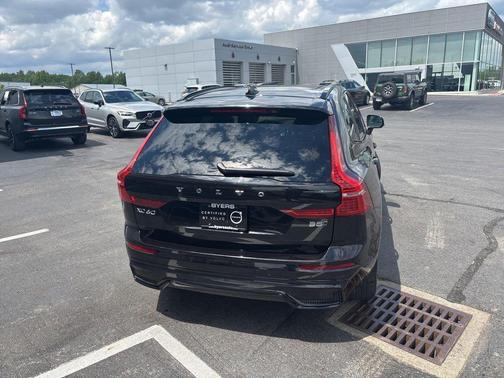 Onyx Black Metallic 2025 Volvo XC60 B5 Core