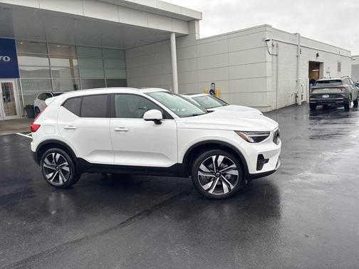 2025 Volvo XC40 B5 Plus Bright Theme