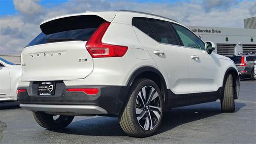 2025 Volvo XC40 B5 Plus Bright Theme