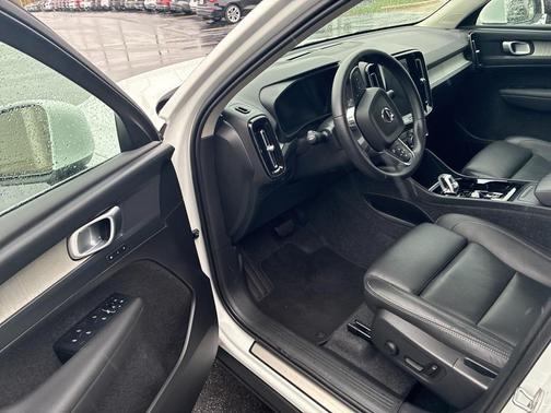 2025 Volvo XC40 B5 Plus Bright Theme