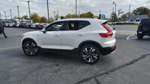 2025 Volvo XC40 B5 Plus Bright Theme