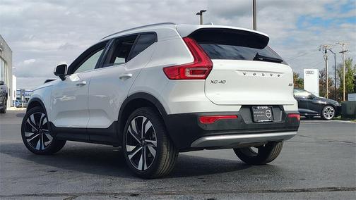 2025 Volvo XC40 B5 Plus Bright Theme