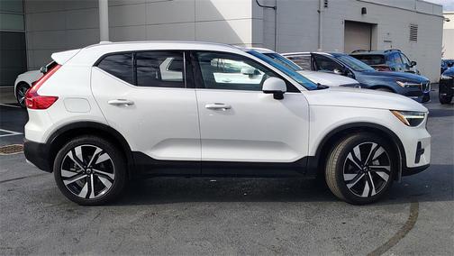2025 Volvo XC40 B5 Plus Bright Theme