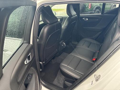 2025 Volvo XC40 B5 Plus Bright Theme