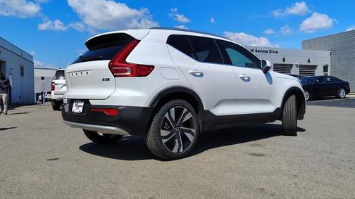 2025 Volvo XC40 B5 Ultra Bright Theme