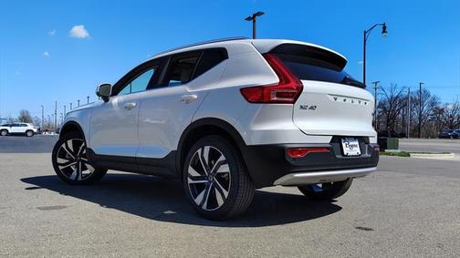 2025 Volvo XC40 B5 Ultra Bright Theme