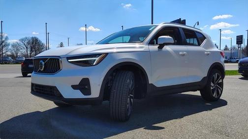 2025 Volvo XC40 B5 Ultra Bright Theme