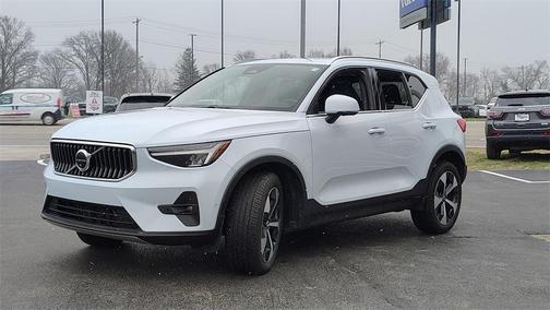 2025 Volvo XC40 B5 Plus Bright Theme